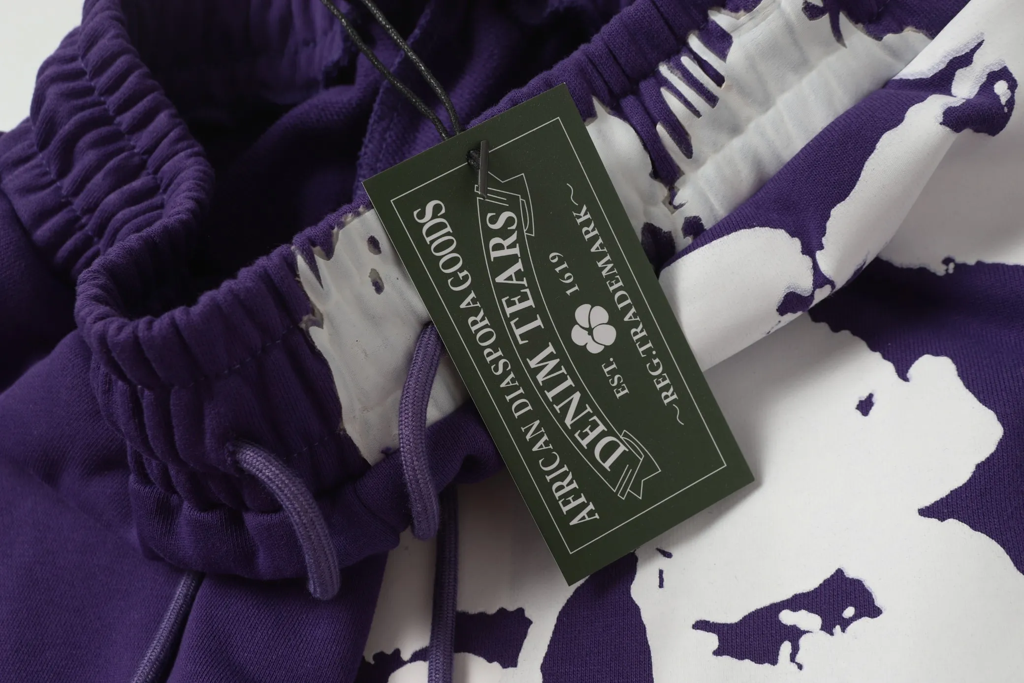 8002# DENIM TEARS Kapok European and American trendy brand high-quality printed hooded sweatshirt set. Terry fabric weighs 380 grams. Threads are customized and dyed in the same color. Color Black Gray Purple Size S-XL